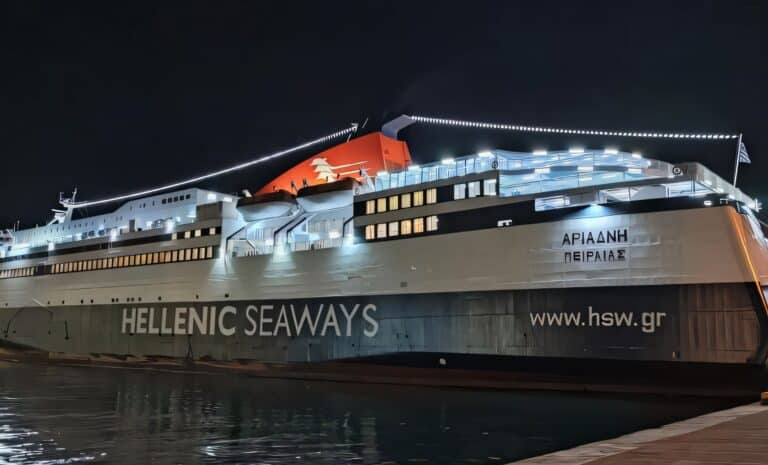 Bateau grec Ariadne, de nuit. Photo par Giwrgos Mertis