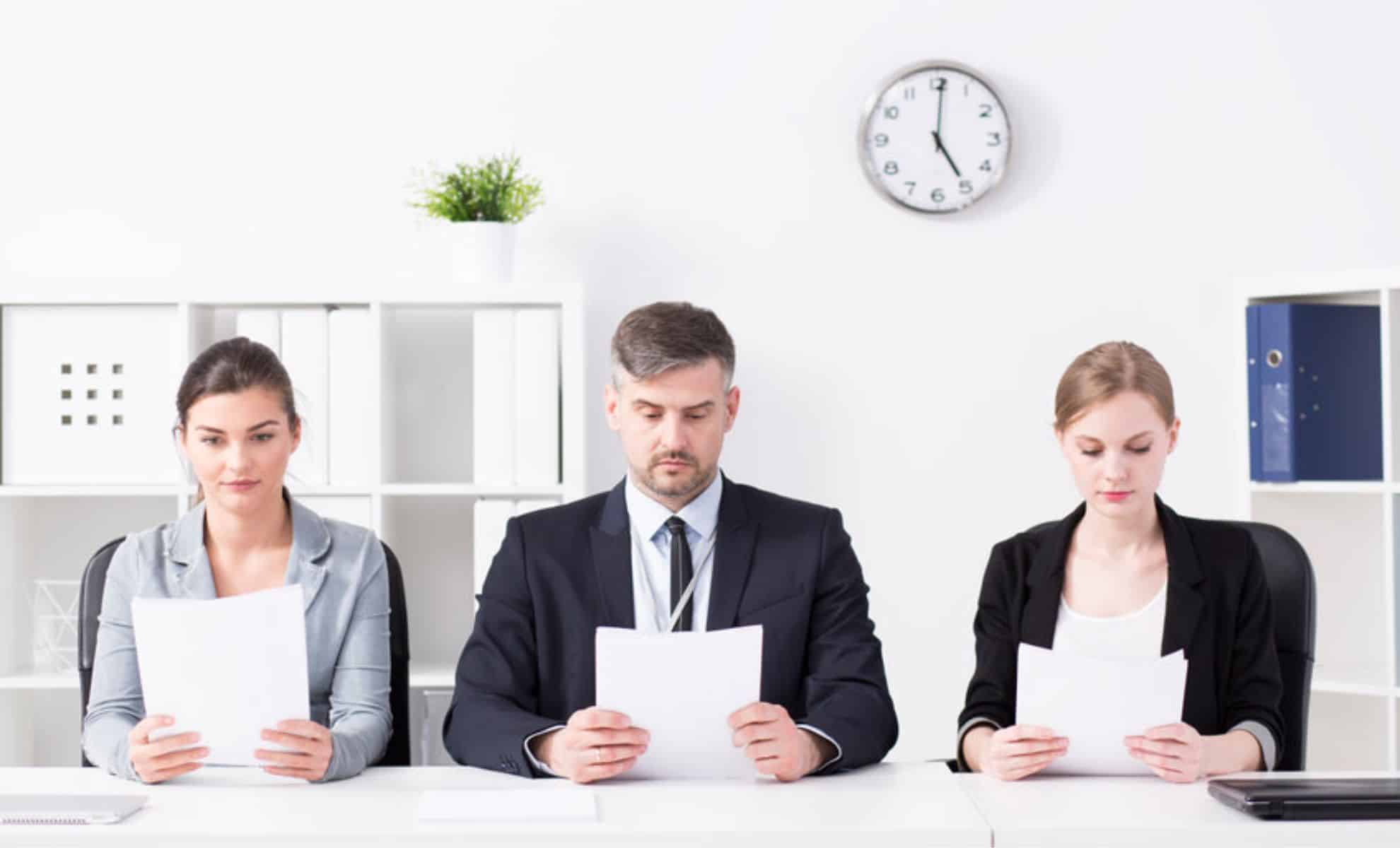 Des recruteurs lisant des CV Des recruteurs lisant des CV