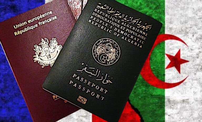 Passeports algérien et français sur fond de drapeaux des deux pays