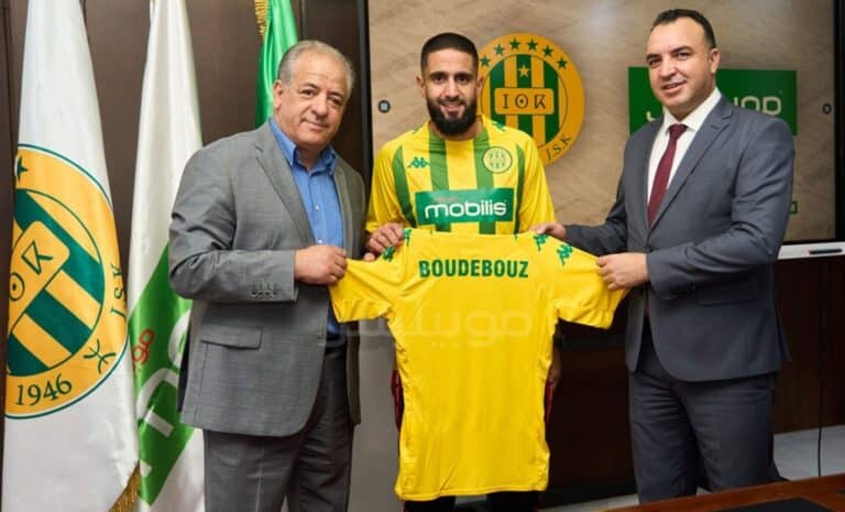 Ryad Boudebouz lors de la signature de son contrat avec la JS Kabylie