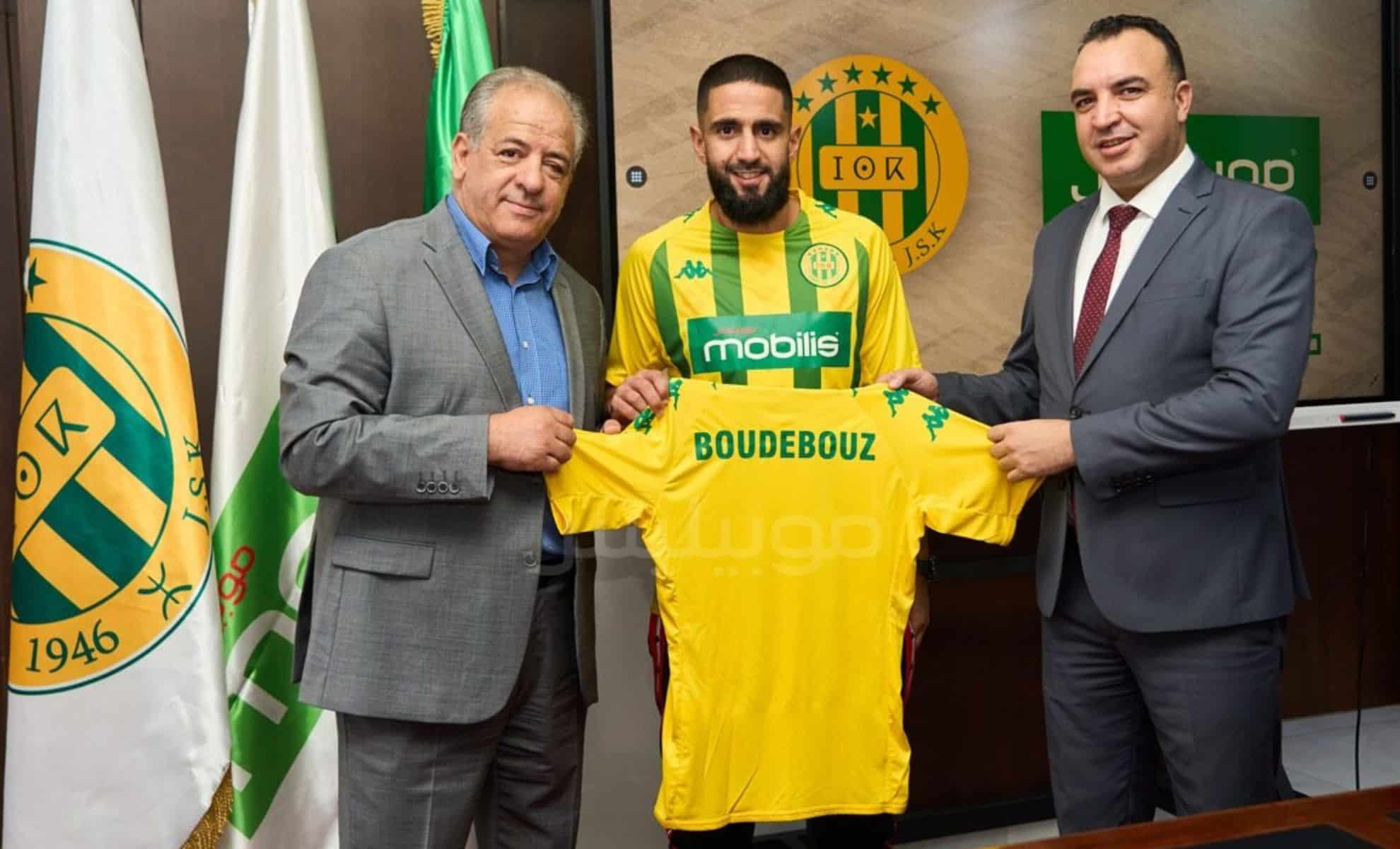 Ryad Boudebouz lors de la signature de son contrat avec la JS Kabylie Ryad Boudebouz lors de la signature de son contrat avec la JS Kabylie