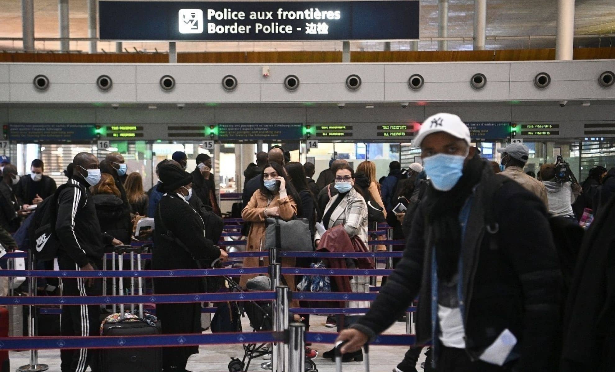 Voyageurs algériens à l'aéroport de Paris