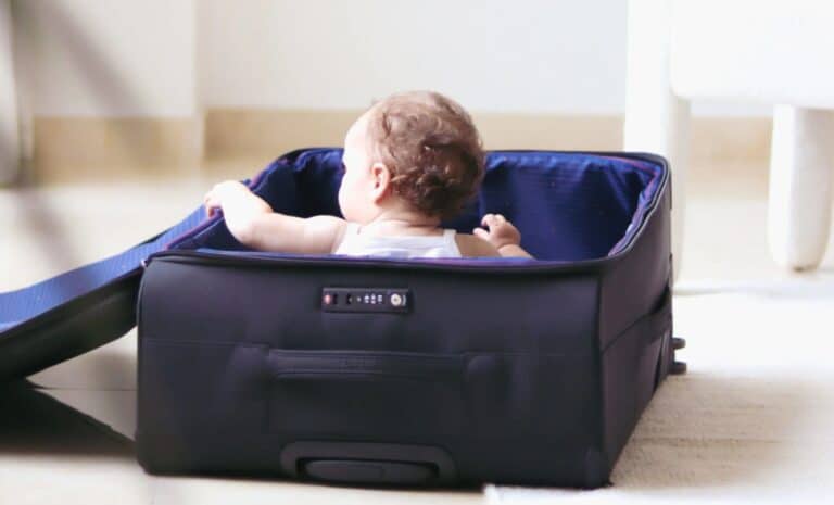Bébé dans une valise