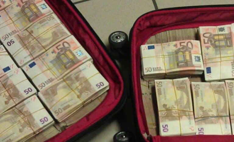 Valise pleine de billets en euro - Algérie