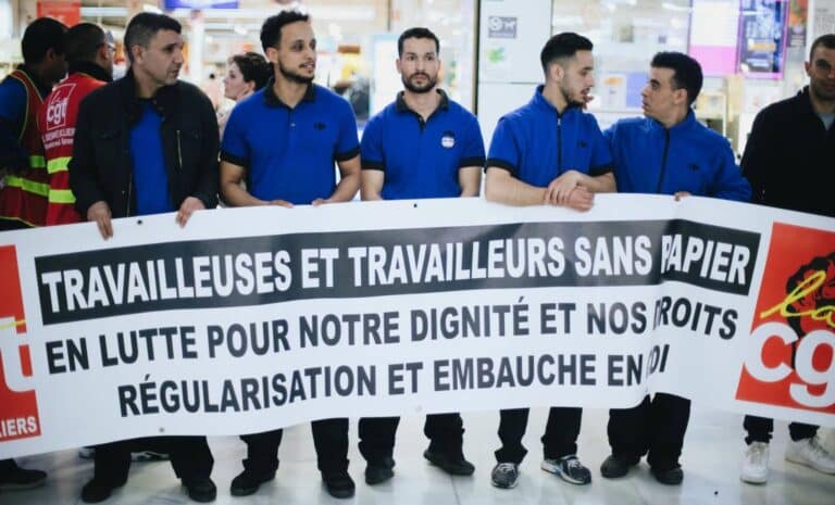 Des sans-papiers algériens et marocains dénoncent un racket en France