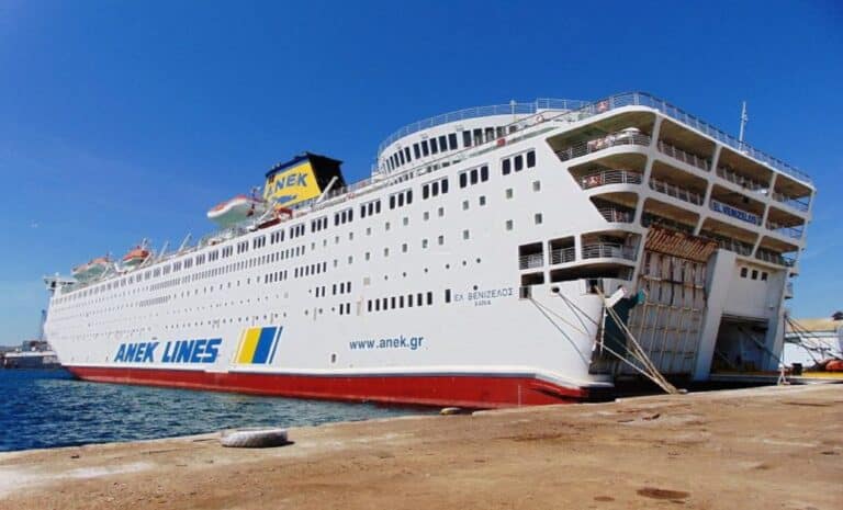 Le navire El Venizelos d'Algérie Ferries