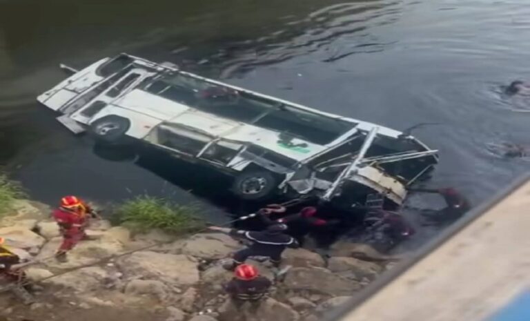 Chute d'un bus dans Oued El Harrach