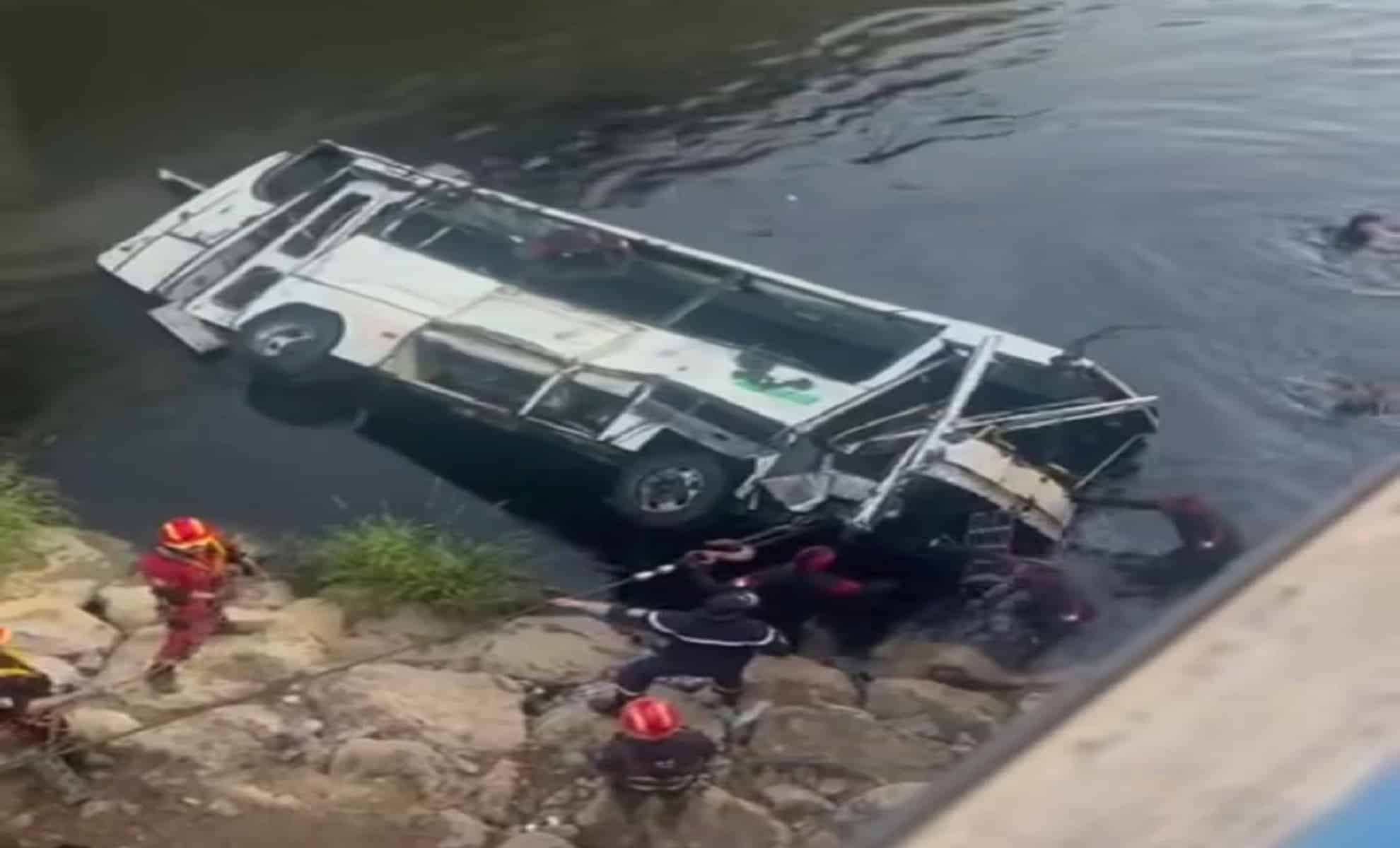 Chute d'un bus dans Oued El Harrach Chute d'un bus dans Oued El Harrach