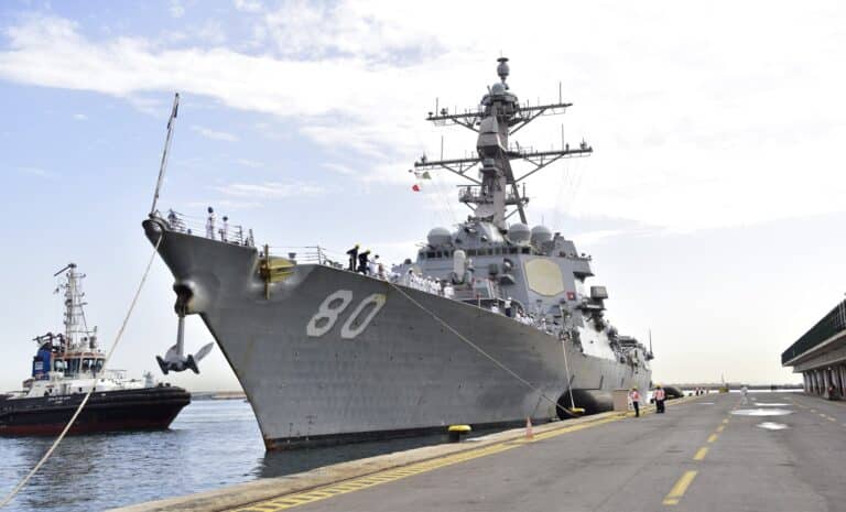 Algérie-USA : le navire de guerre américain USS Roosevelt accoste au port d’Alger