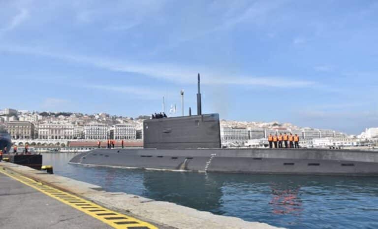 Des navires de la flotte militaire russe en escale au port d'Alger
