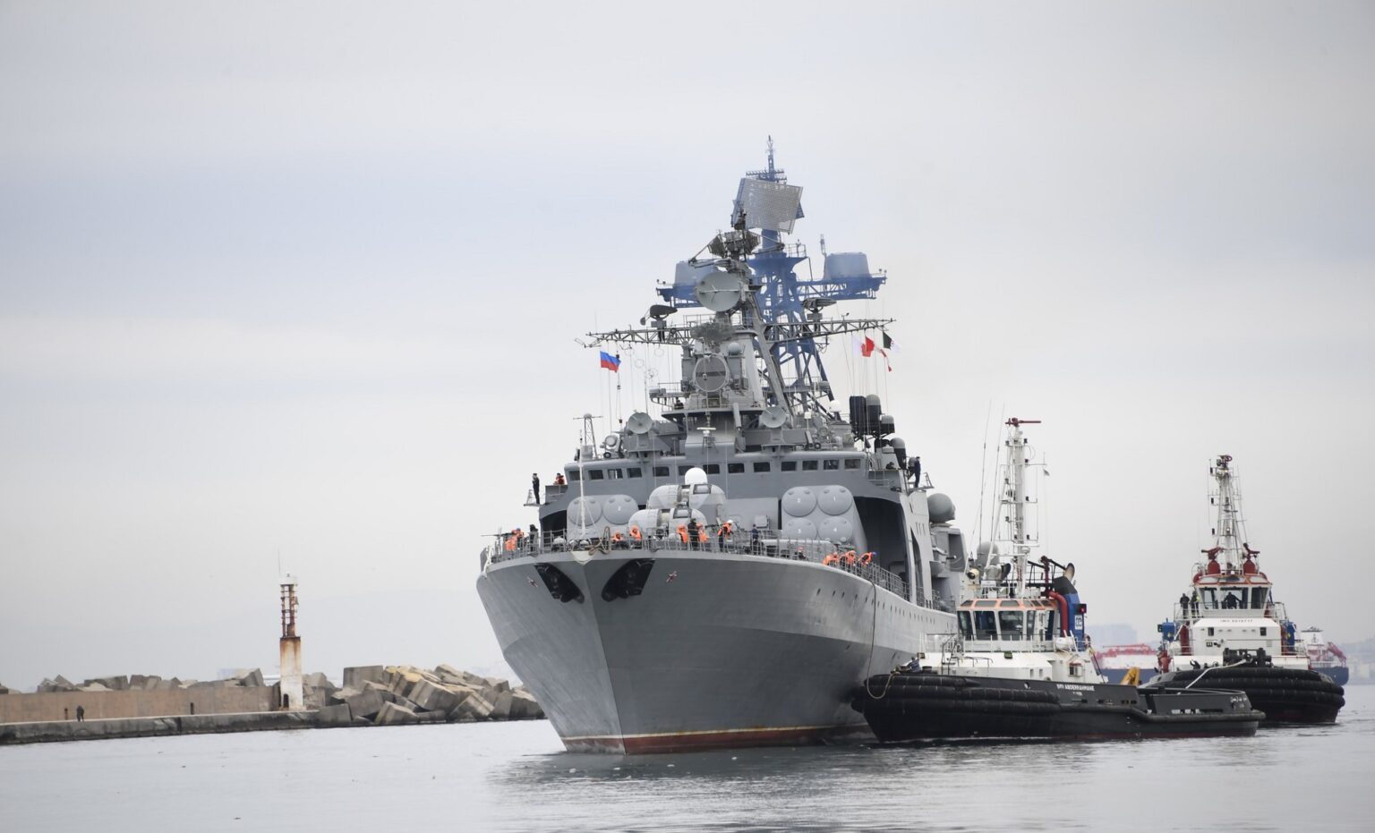 Des navires de guerre russes font escale au port d'Alger
