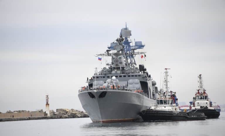 Des navires de guerre russes font escale au port d'Alger