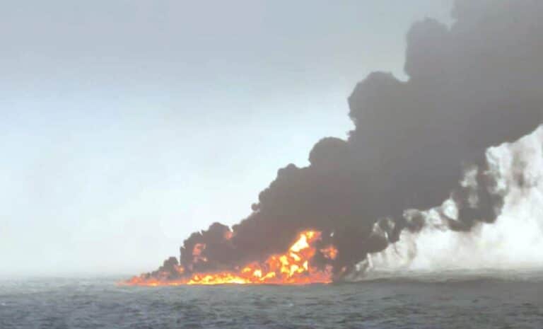 Pétrolier bombardé - Pétrole
