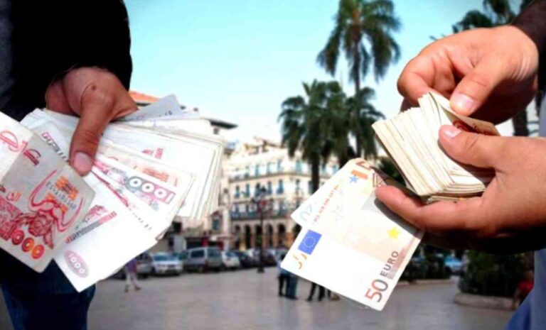 Échange de billets en euro sur le marché parallèle des devises au Square d’Alger, où l’euro monte face au dinar algérien pendant l’Aïd el-Adha.