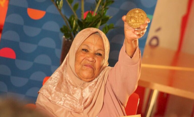 Fatima Benyoucef, Algérienne de 82 ans, brandit la médaille de l’enfance et des familles remise à Montceau-les-Mines.