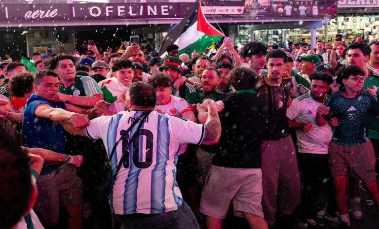 Coupe du monde 2026 - Bagarre supporters algériens argentins - Times Square