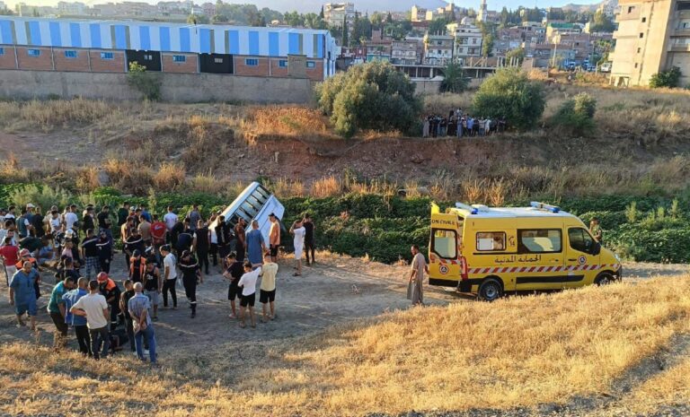 Nouveau drame routier en Algérie : 6 morts et 19 blessés après la chute d'un bus à Constantine