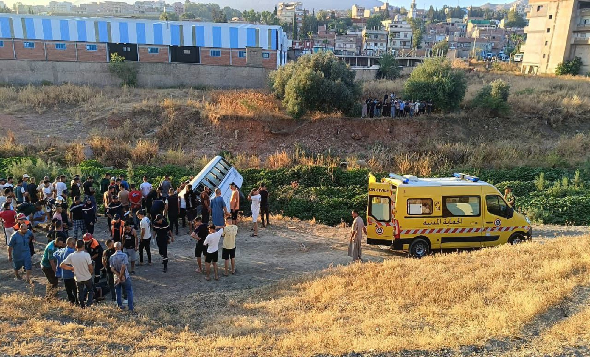 Nouveau drame routier en Algérie : 6 morts et 19 blessés après la chute d'un bus à Constantine