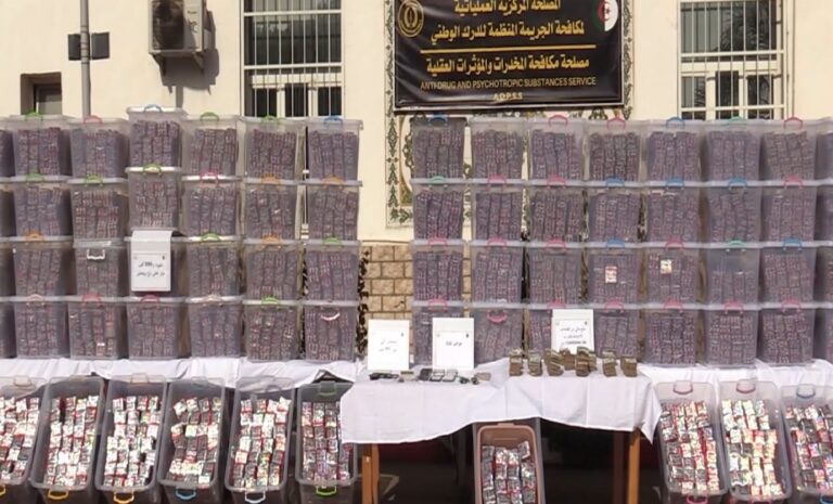 Algérie saisie spectaculaire de 86 kg de cocaïne et 1 million de comprimés psychotropes par l'armée
