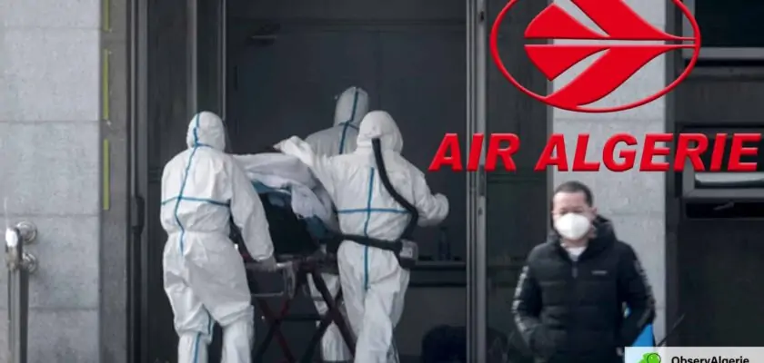 Des agents en combinaisons anti-contamination avec le logo d'Air Algérie