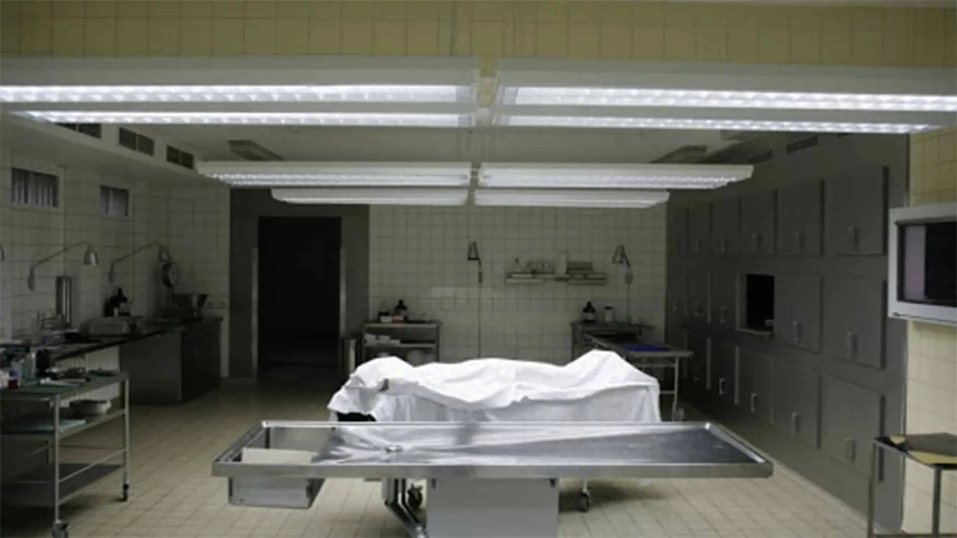 Photo : corps dans une morgue