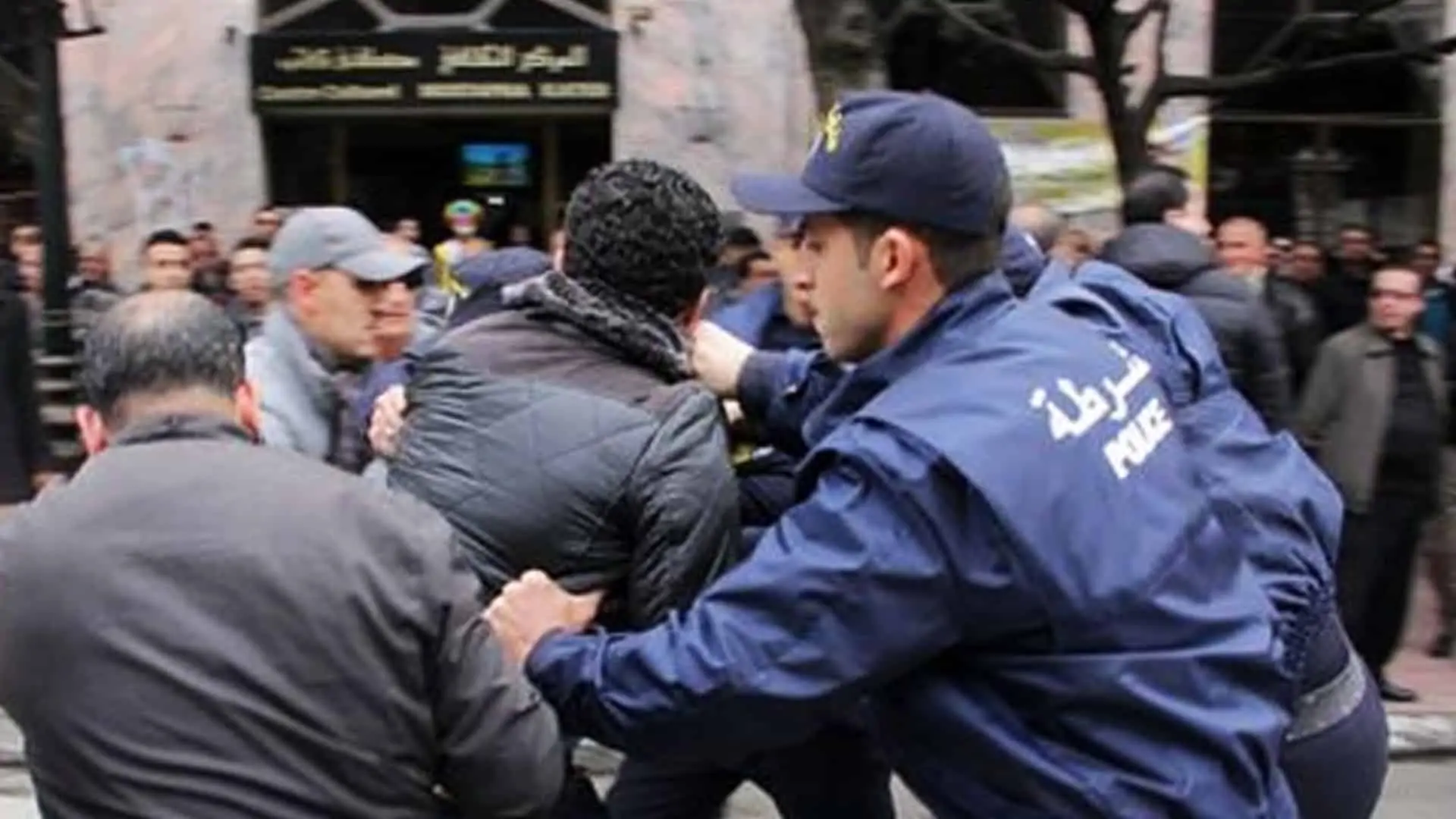 Répression policière durant la marche du Hirak