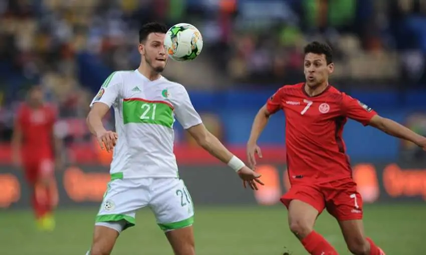 Deux joueurs de football : Algérien et Tunisien