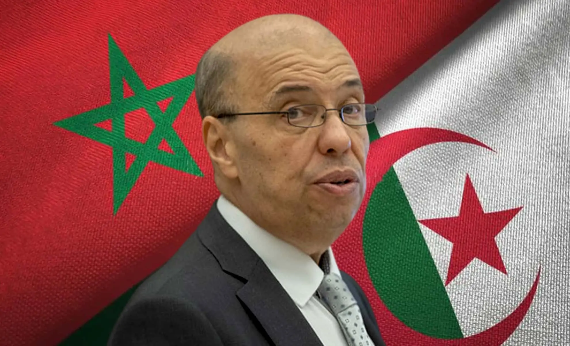 Omar Zniber sur fond des drapeaux Maroc et Algérie