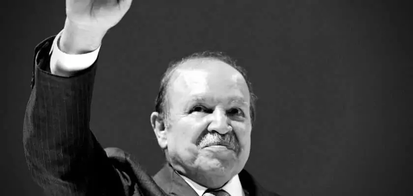 Photo en noir et blanc de l'ancien président algérien Abdelaziz Bouteflika