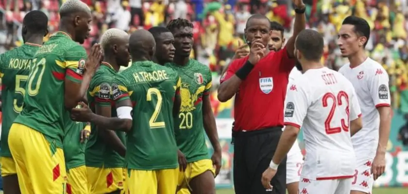 L'arbitre siffle la fin du match Tunisie-Mali