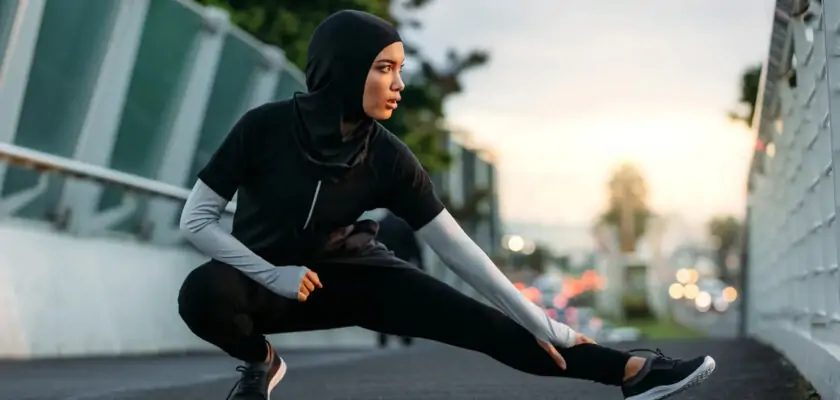 Une femme sportive qui porte le hidjab
