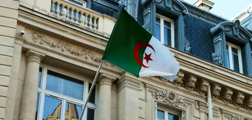Drapeau algérien sur un bâtiment officiel