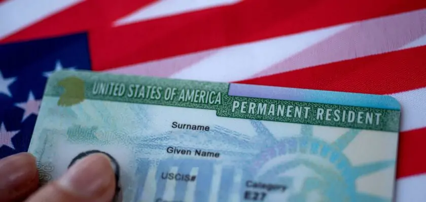 Green Card US sur drapeau des USA