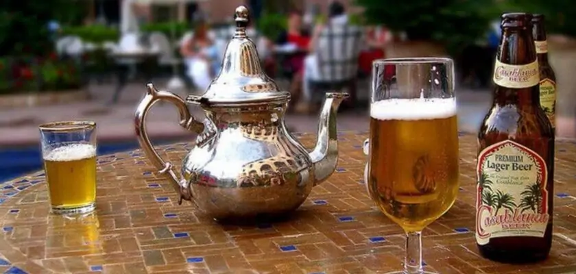 Bouteille de bière (alcool) et théière sur la même table (Maroc)