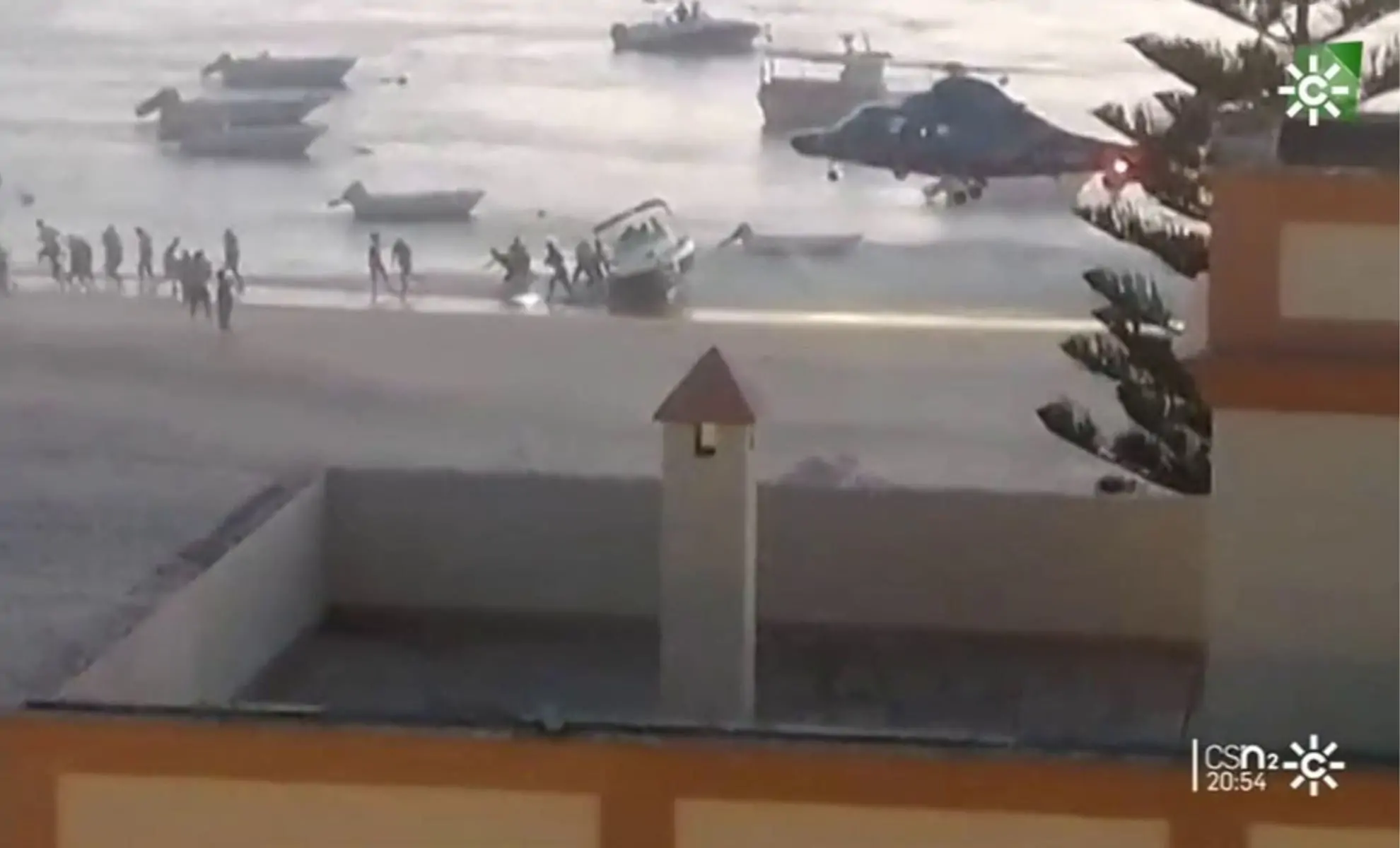 Hélicoptère qui disperse des vacanciers sur une plage de Sanlúcar de Barrameda