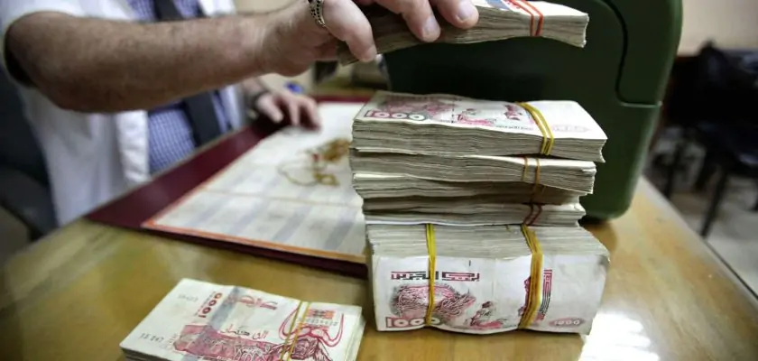 Liasses de billets en dinar algérien